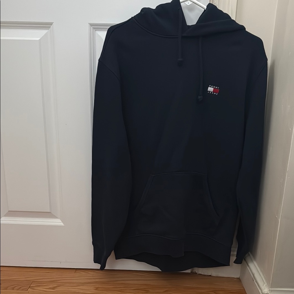 Classic Navy Tommy Hilfiger Hoodie – Clean, Minimal & Cozy